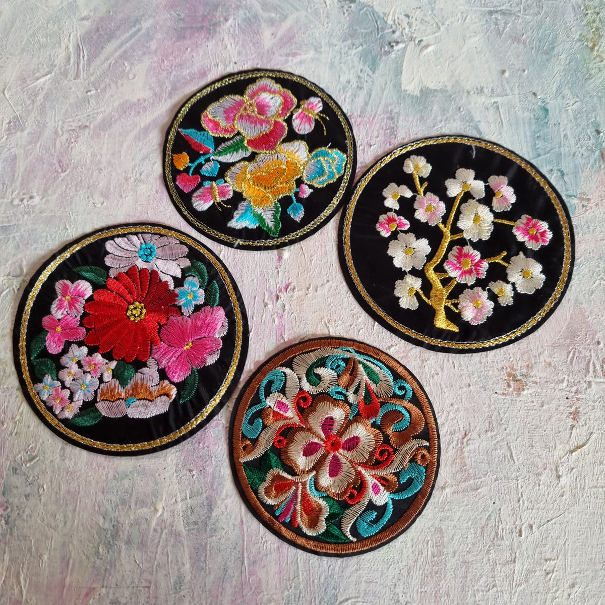 Runde farvestrålende patches - Hårpynt med blomster og perler til bryllup, konfirmation og fest