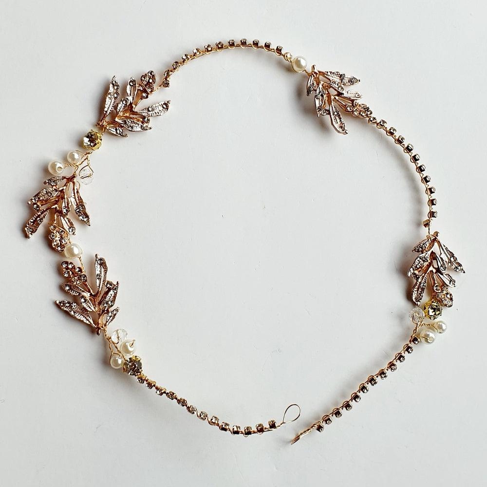 Hårsmykke med fine detaljer - Hårpynt med blomster og perler til bryllup, konfirmation og fest