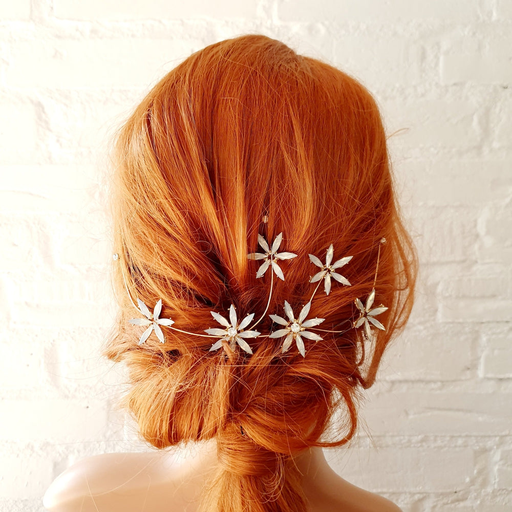 Fantastisk hårsmykke med opalfarvede sten - Hårpynt med blomster og perler til bryllup, konfirmation og fest