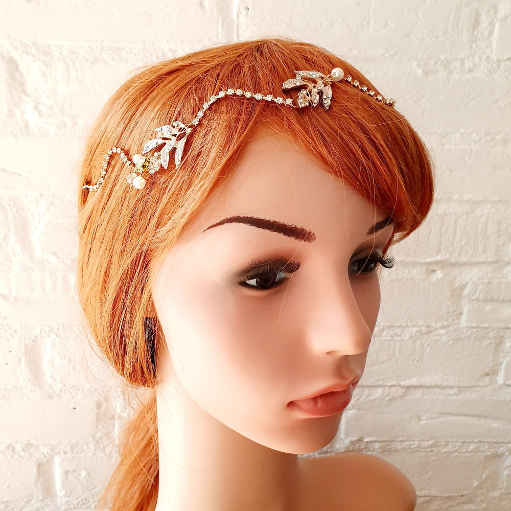 Hårsmykke med fine detaljer - Hårpynt med blomster og perler til bryllup, konfirmation og fest