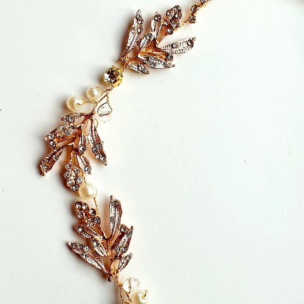 Hårsmykke med fine detaljer - Hårpynt med blomster og perler til bryllup, konfirmation og fest