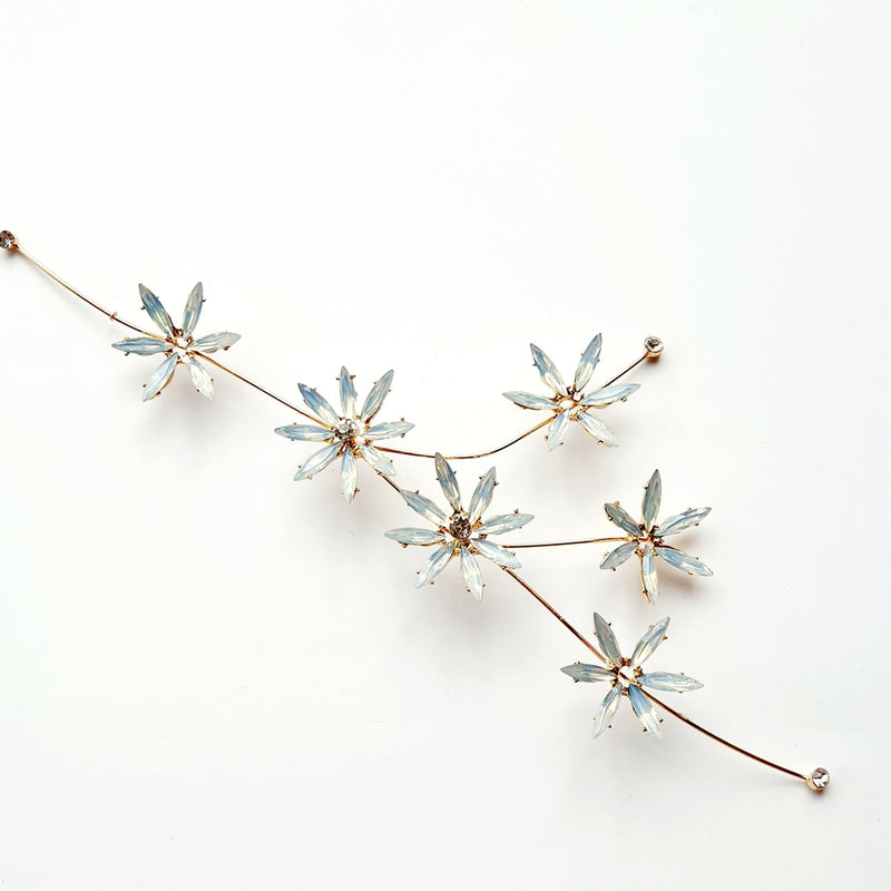 Fantastisk hårsmykke med opalfarvede sten - Hårpynt med blomster og perler til bryllup, konfirmation og fest