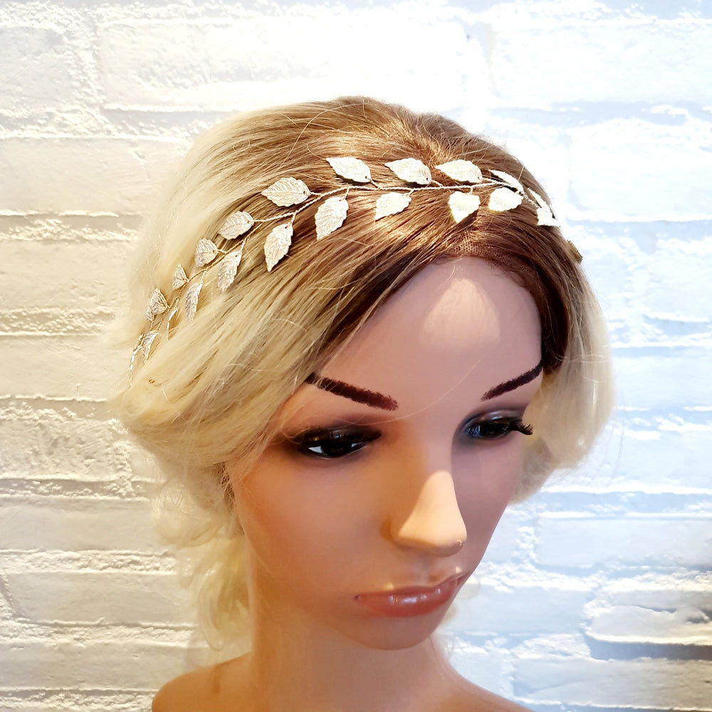 Smukt hårbånd med blade - vælg mellem guld og sølv - Hårpynt med blomster og perler til bryllup, konfirmation og fest
