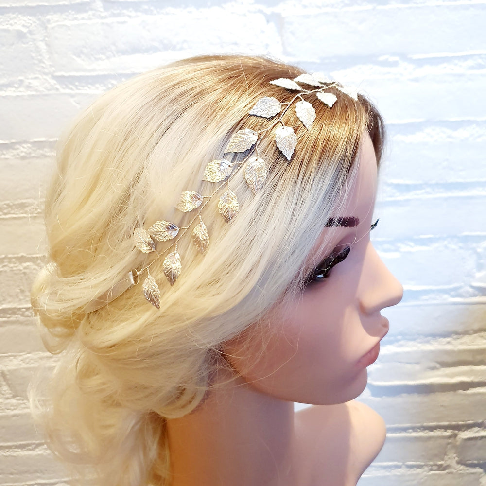 Smukt hårbånd med blade - vælg mellem guld og sølv - Hårpynt med blomster og perler til bryllup, konfirmation og fest