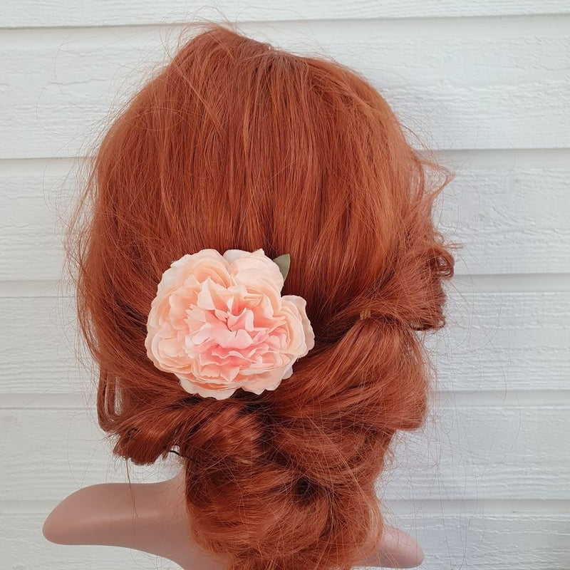 Lille koralfarvet pæon med en milliard kronblade - Hårpynt med blomster og perler til bryllup, konfirmation og fest