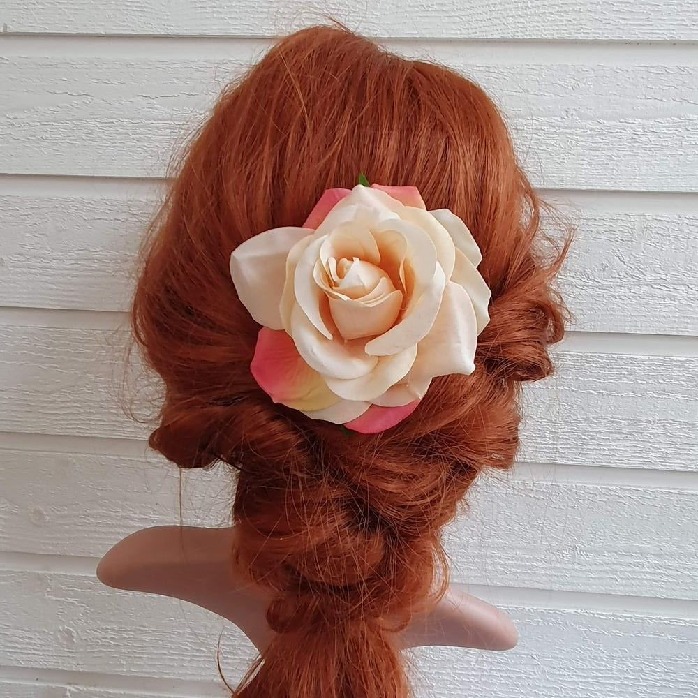 Stor cremefarvet rose med en smule pink - Hårpynt med blomster og perler til bryllup, konfirmation og fest