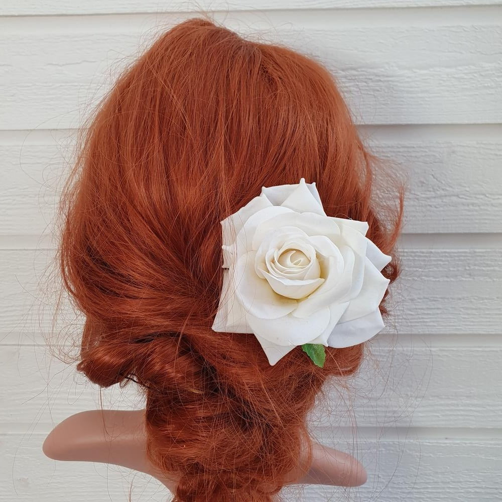 Stor hvid rose - Hårpynt med blomster og perler til bryllup, konfirmation og fest