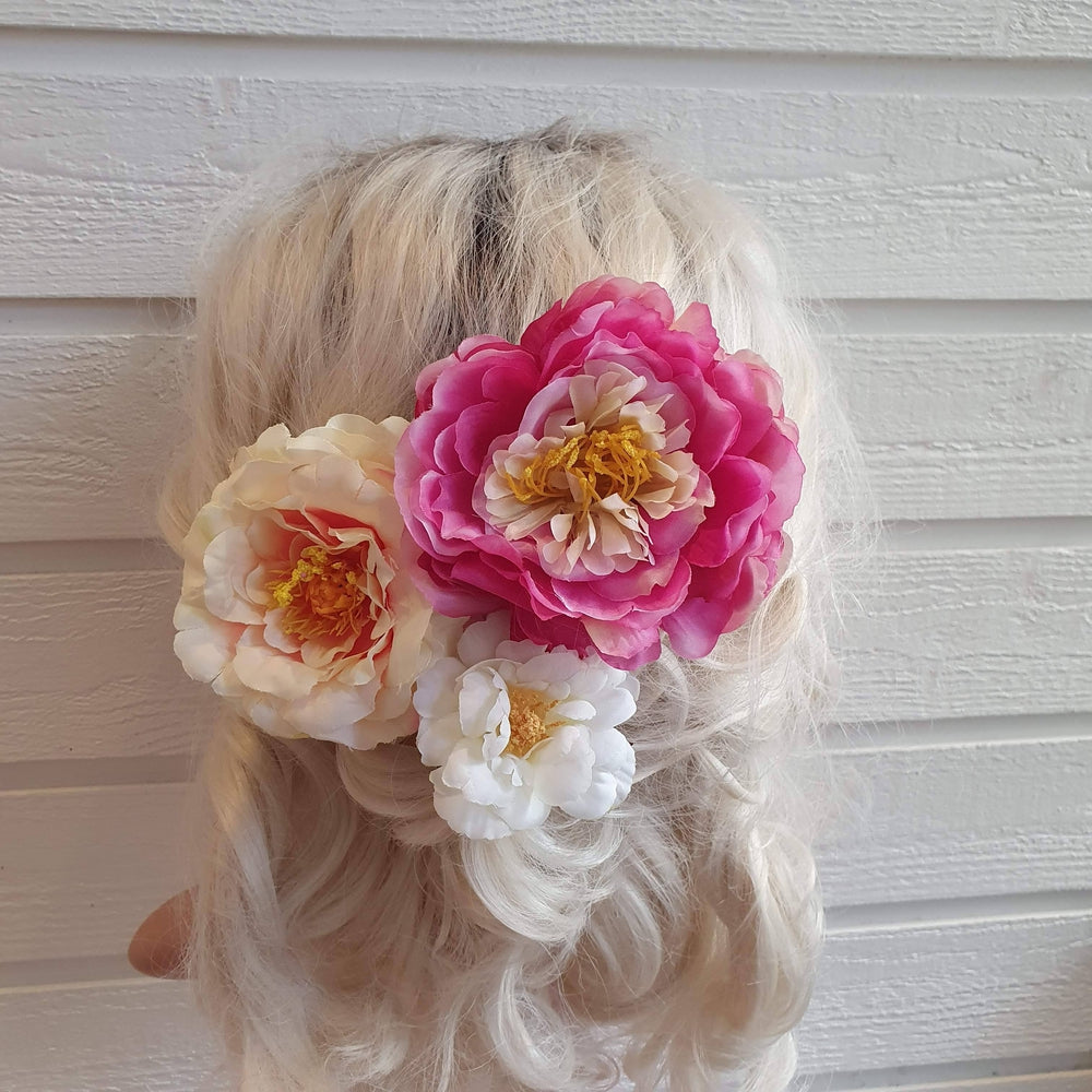 Stor smuk pæon i pink med hvid midte - Hårpynt med blomster og perler til bryllup, konfirmation og fest