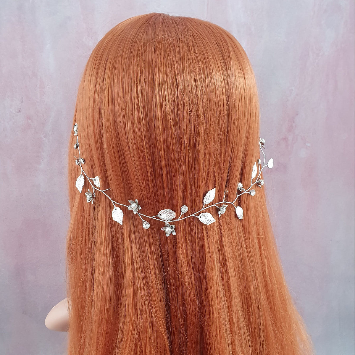 Smuk enkel hårkæde med blade og blomster - guld - Hårpynt med blomster og perler til bryllup, konfirmation og fest