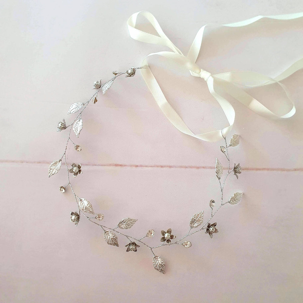 Smuk enkel hårkæde med blade og blomster - sølv - Hårpynt med blomster og perler til bryllup, konfirmation og fest