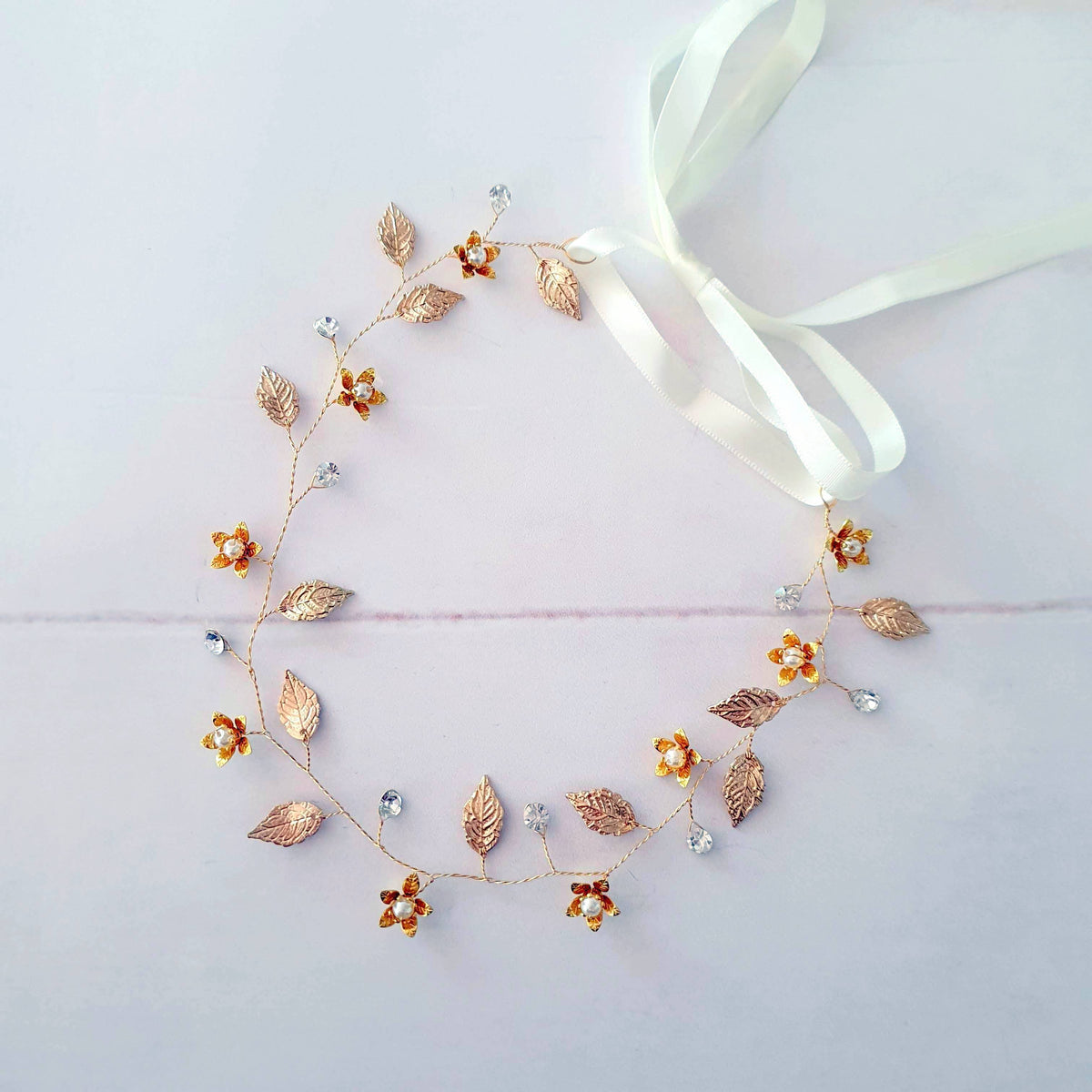 Smuk enkel hårkæde med blade og blomster - guld - Hårpynt med blomster og perler til bryllup, konfirmation og fest