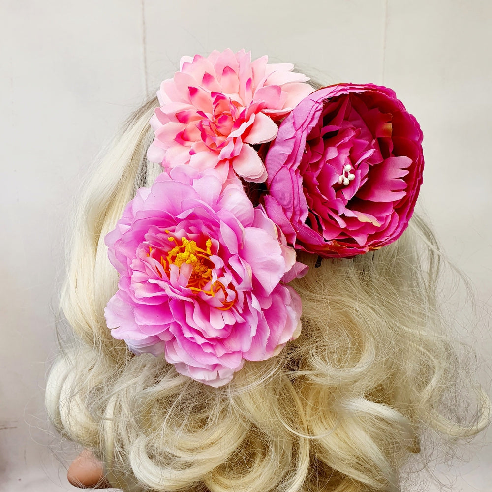 Pæon i  mørk pink - Hårpynt med blomster og perler til bryllup, konfirmation og fest