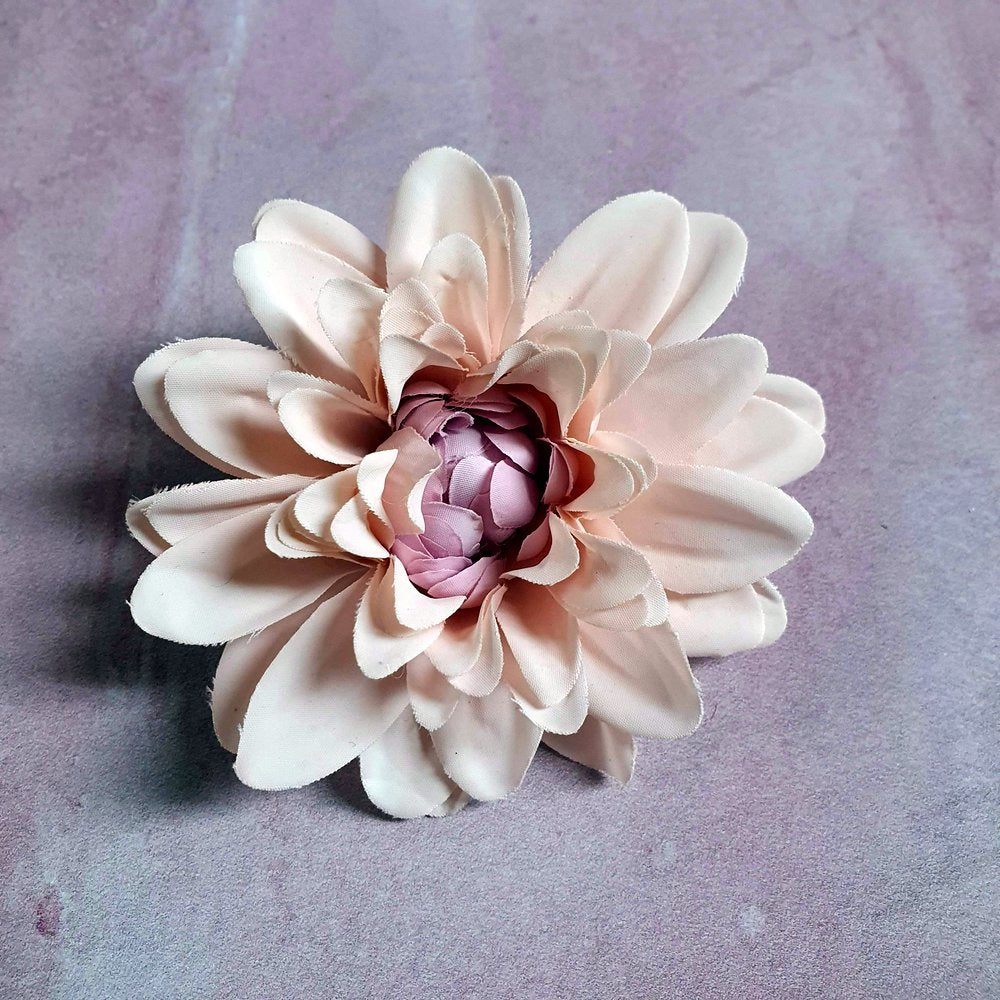 Blush dahlia med lilla midte - Hårpynt med blomster og perler til bryllup, konfirmation og fest