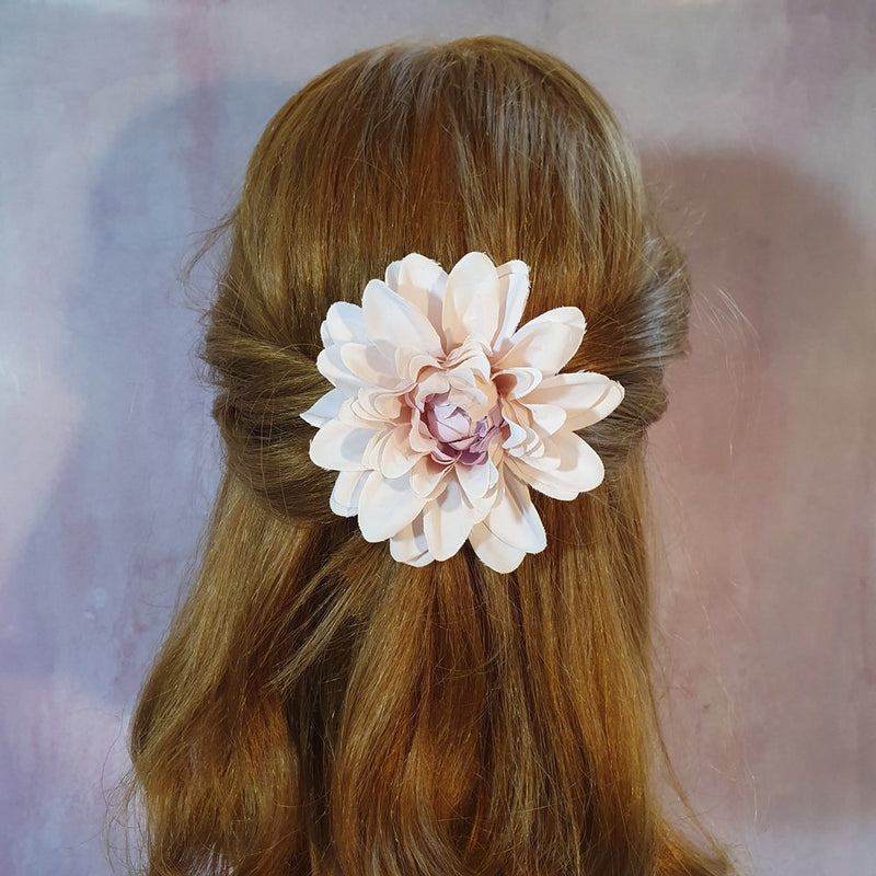 Blush dahlia med lilla midte - Hårpynt med blomster og perler til bryllup, konfirmation og fest