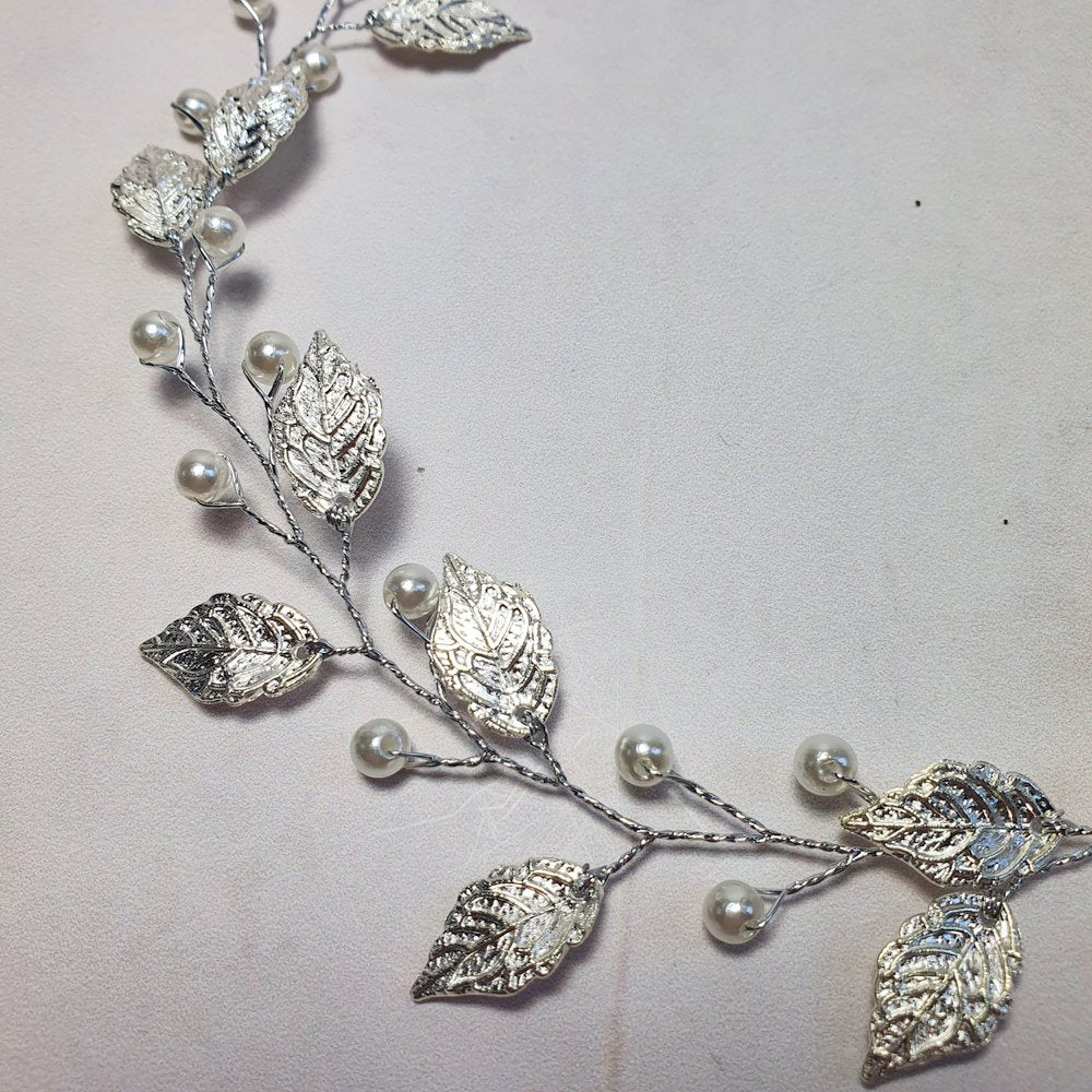 Lille hårkæde i sølv med blade og perler - Hårpynt med blomster og perler til bryllup, konfirmation og fest