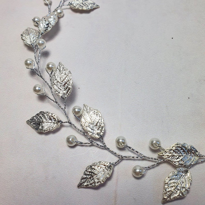 Lille hårkæde i sølv med blade og perler - Hårpynt med blomster og perler til bryllup, konfirmation og fest