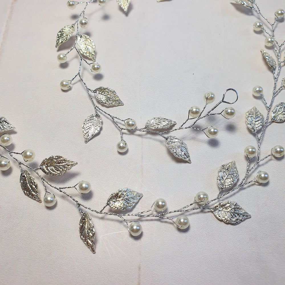 Hårkæde i sølv med blade og perler - Hårpynt med blomster og perler til bryllup, konfirmation og fest