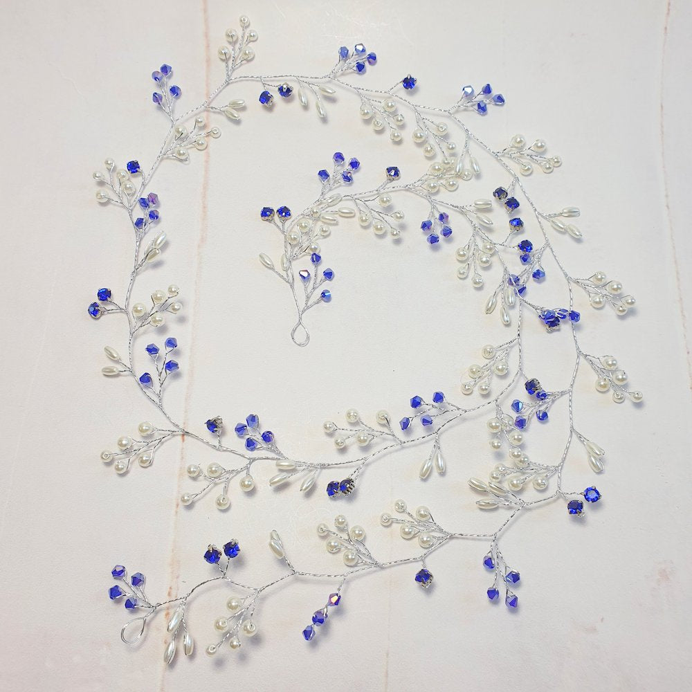 En meter lang hårkæde med blå krystaller - Hårpynt med blomster og perler til bryllup, konfirmation og fest