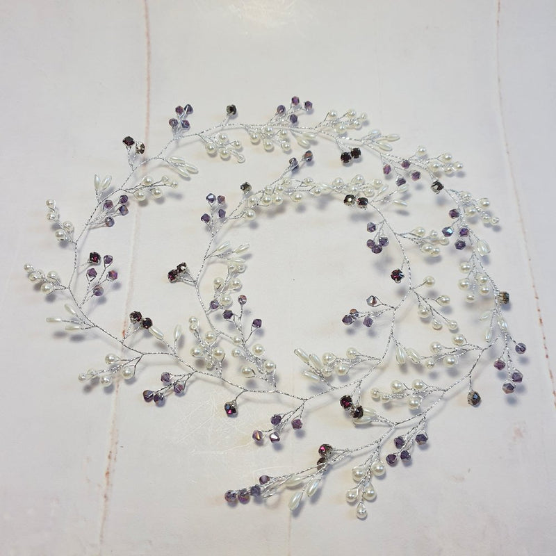 Lang hårkæde i lilla og hvid - Hårpynt med blomster og perler til bryllup, konfirmation og fest