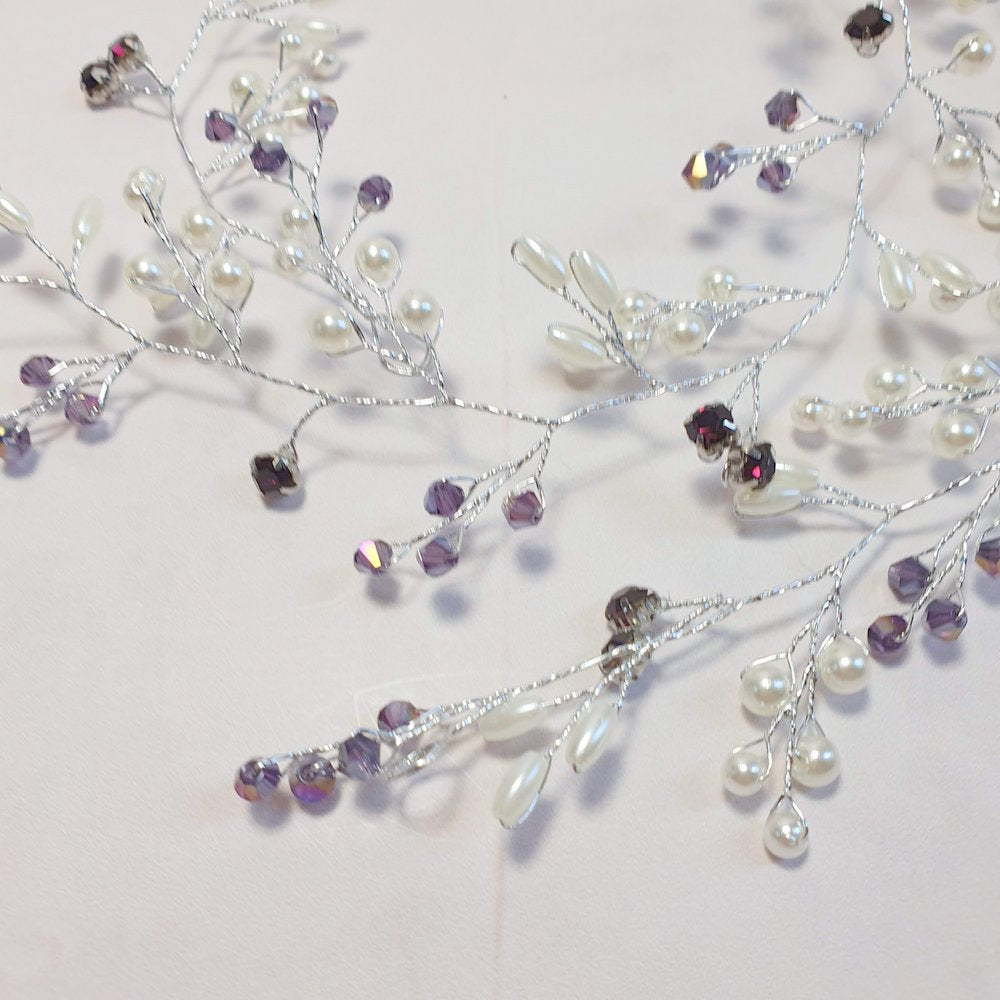 Lang hårkæde i lilla og hvid - Hårpynt med blomster og perler til bryllup, konfirmation og fest