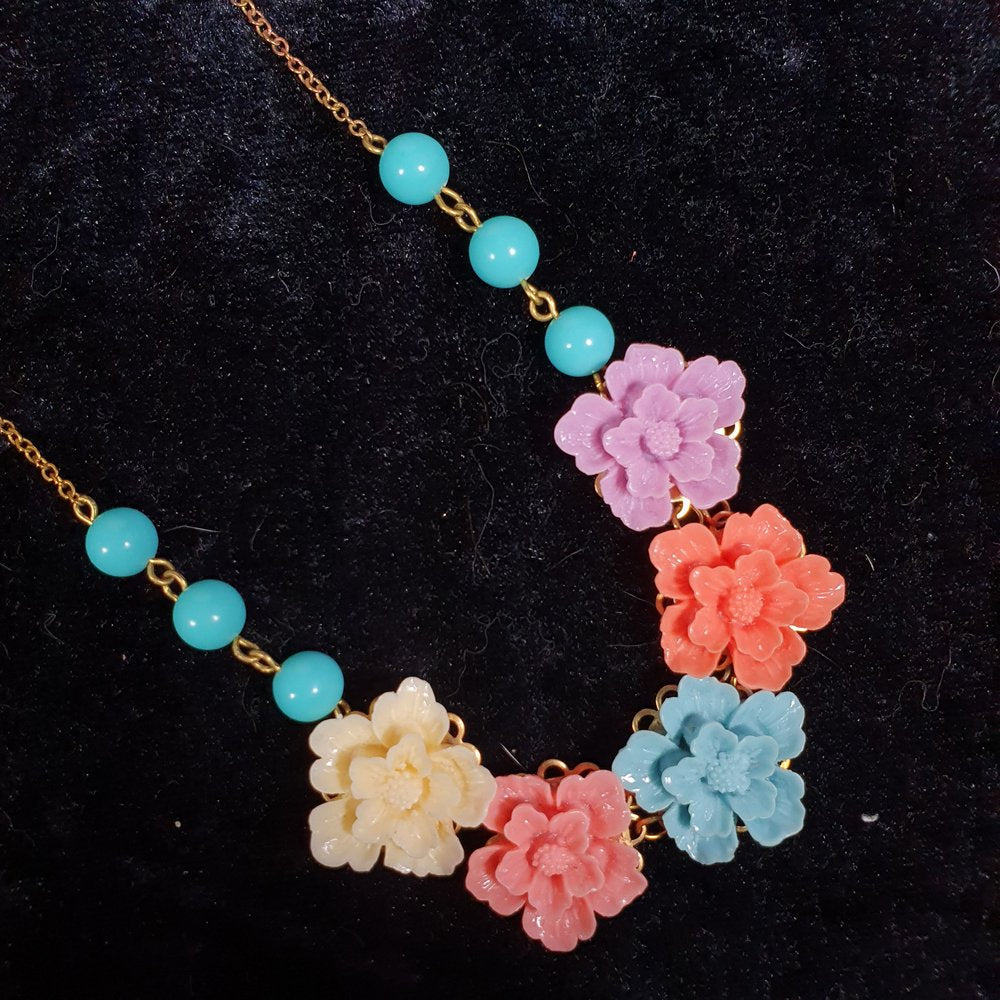 Skøn halskæde med ens blomster - Hårpynt med blomster og perler til bryllup, konfirmation og fest