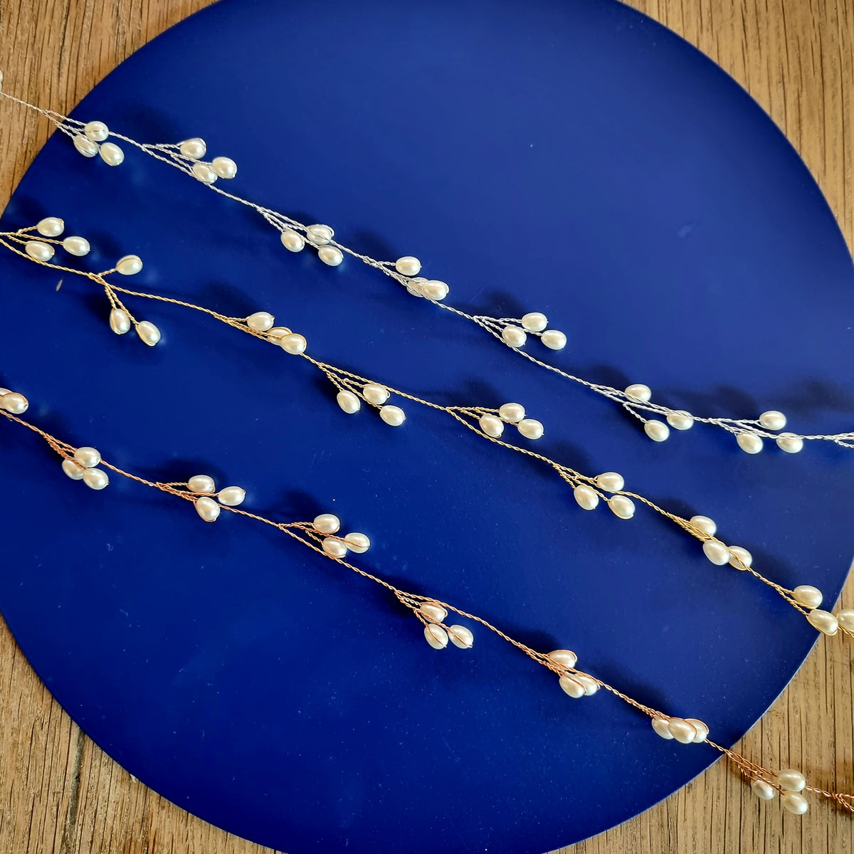 Simpel og fin hårkæde -vælg mellem flere farver - Hårpynt med blomster og perler til bryllup, konfirmation og fest