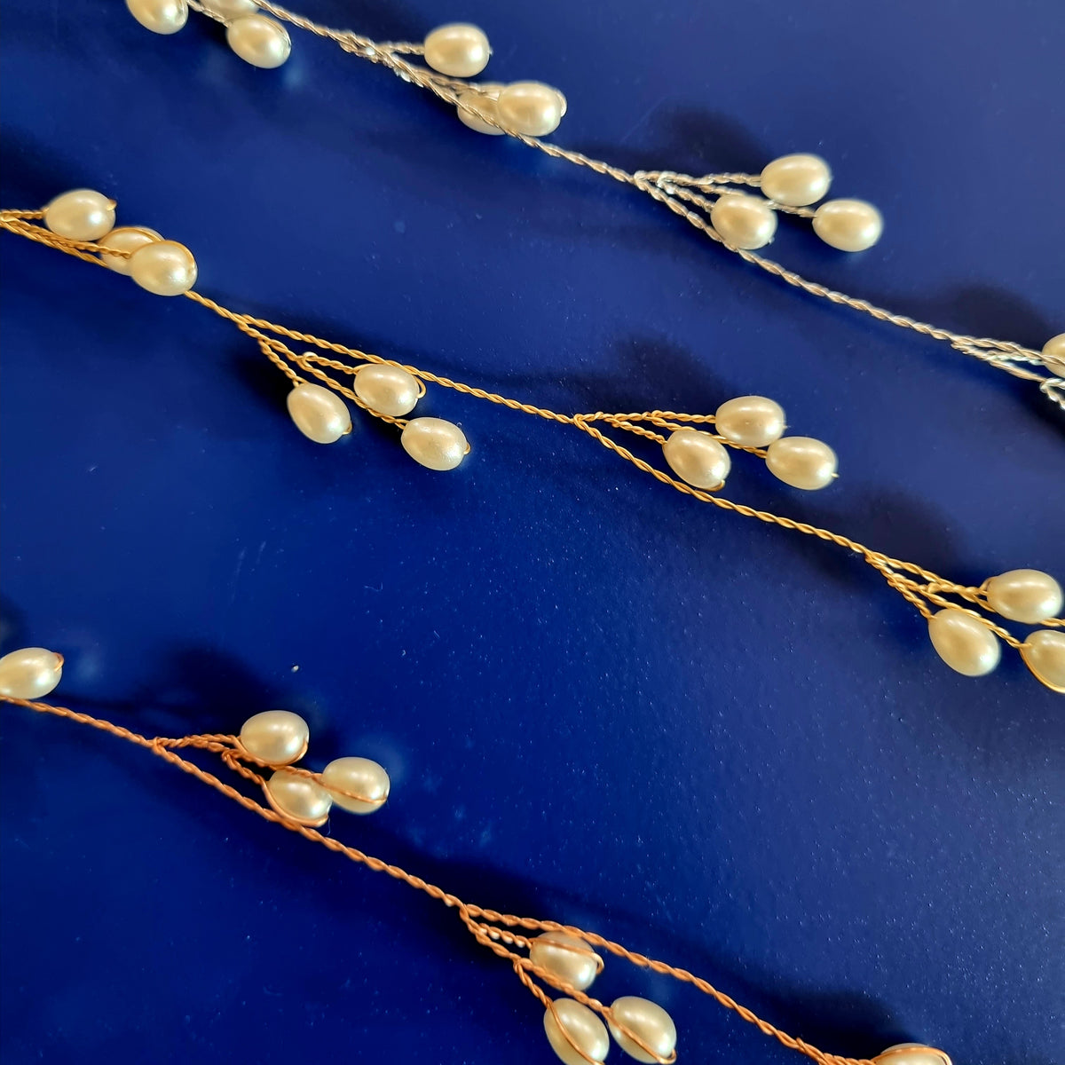 Simpel og fin hårkæde -vælg mellem flere farver - Hårpynt med blomster og perler til bryllup, konfirmation og fest