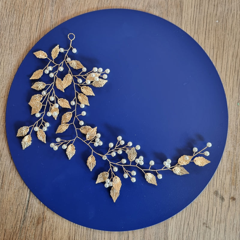 Hårsmykke med guldblade og perler - Hårpynt med blomster og perler til bryllup, konfirmation og fest