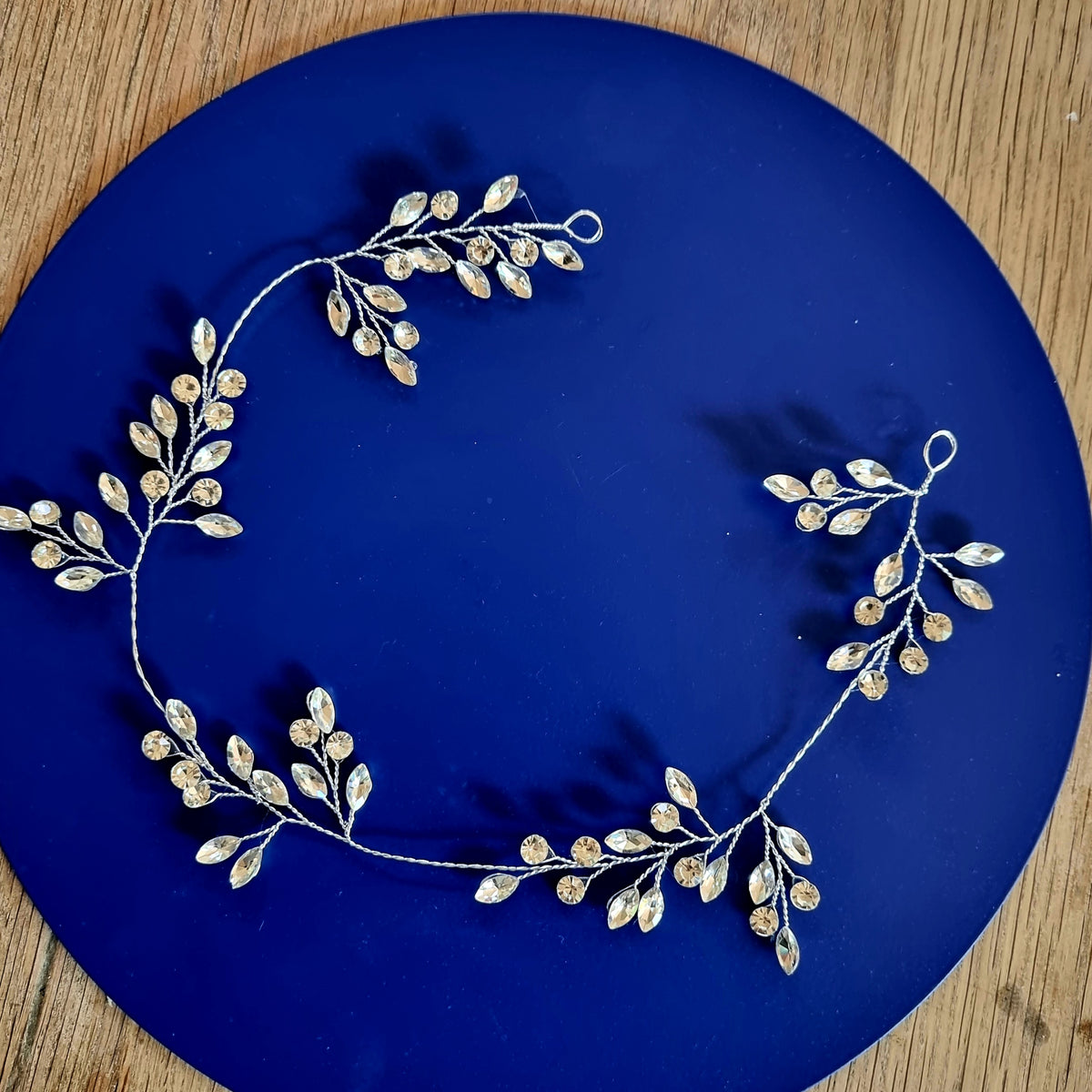 Den fineste hårkæde med krystaller - Hårpynt med blomster og perler til bryllup, konfirmation og fest