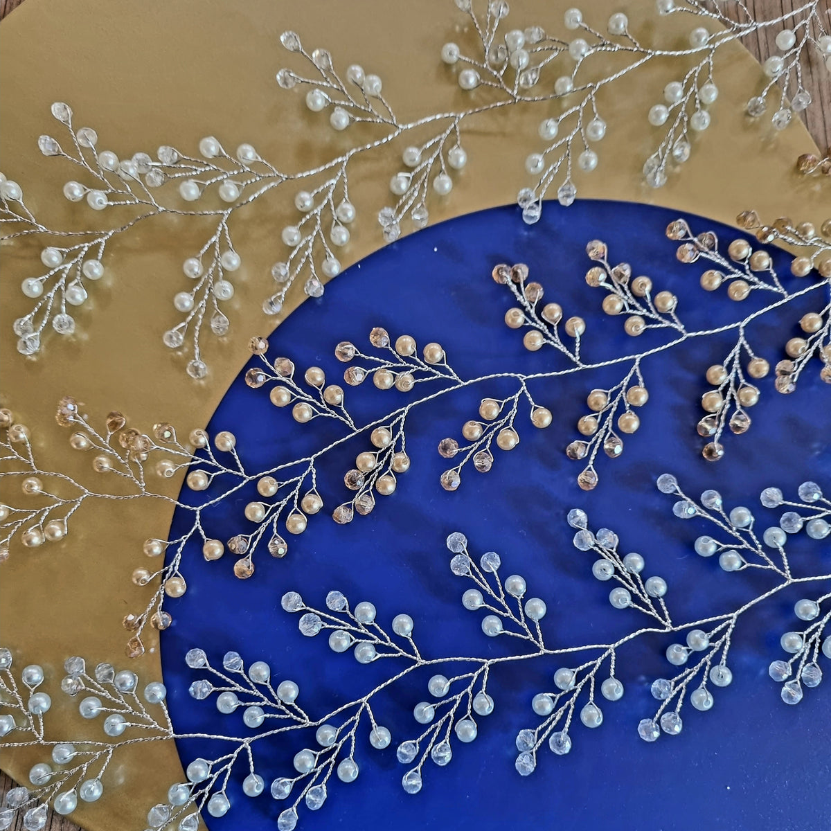 55 cm lang hårkæde med perler - flere farver - Hårpynt med blomster og perler til bryllup, konfirmation og fest