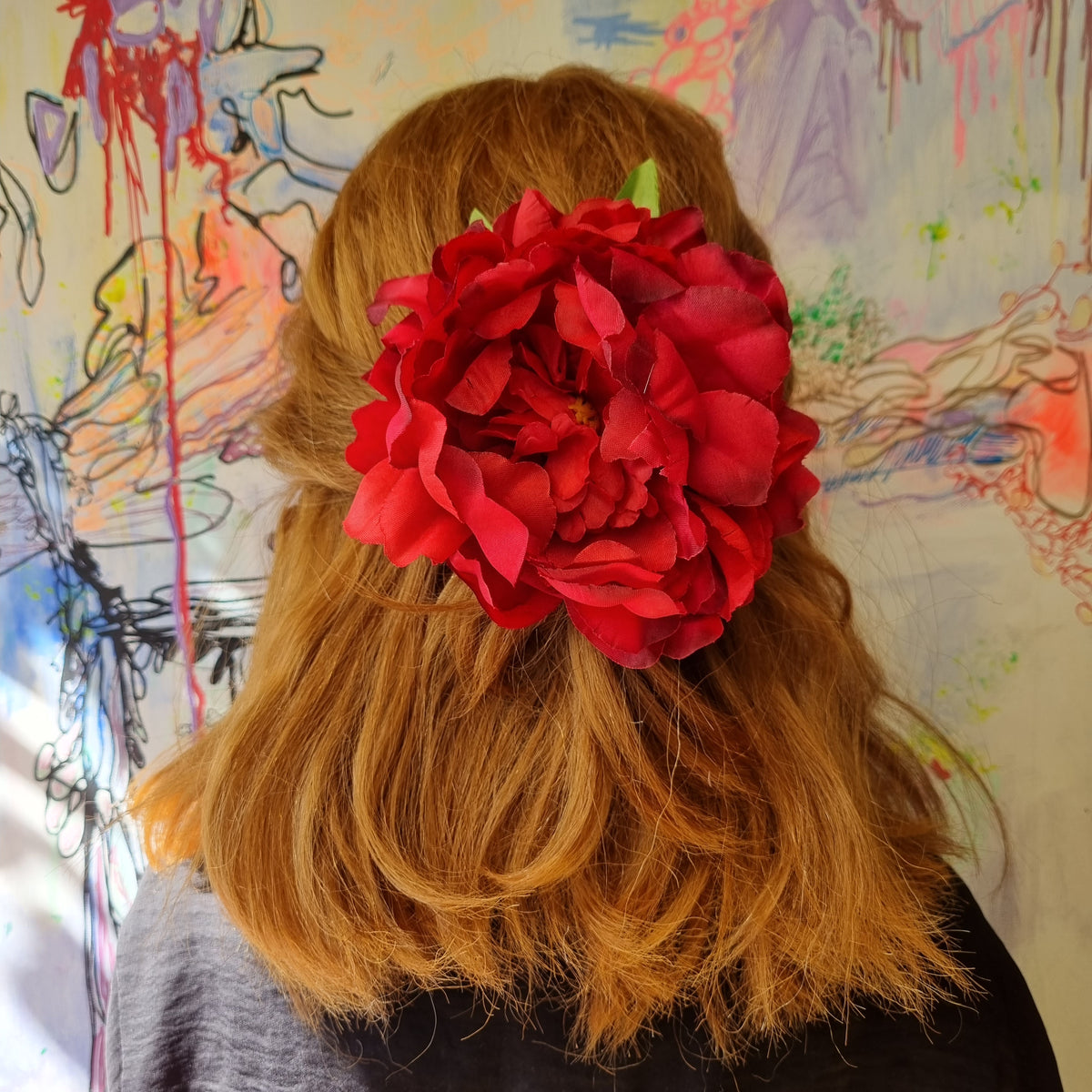 Stor mørkerød pæon - Hårpynt med blomster og perler til bryllup, konfirmation og fest