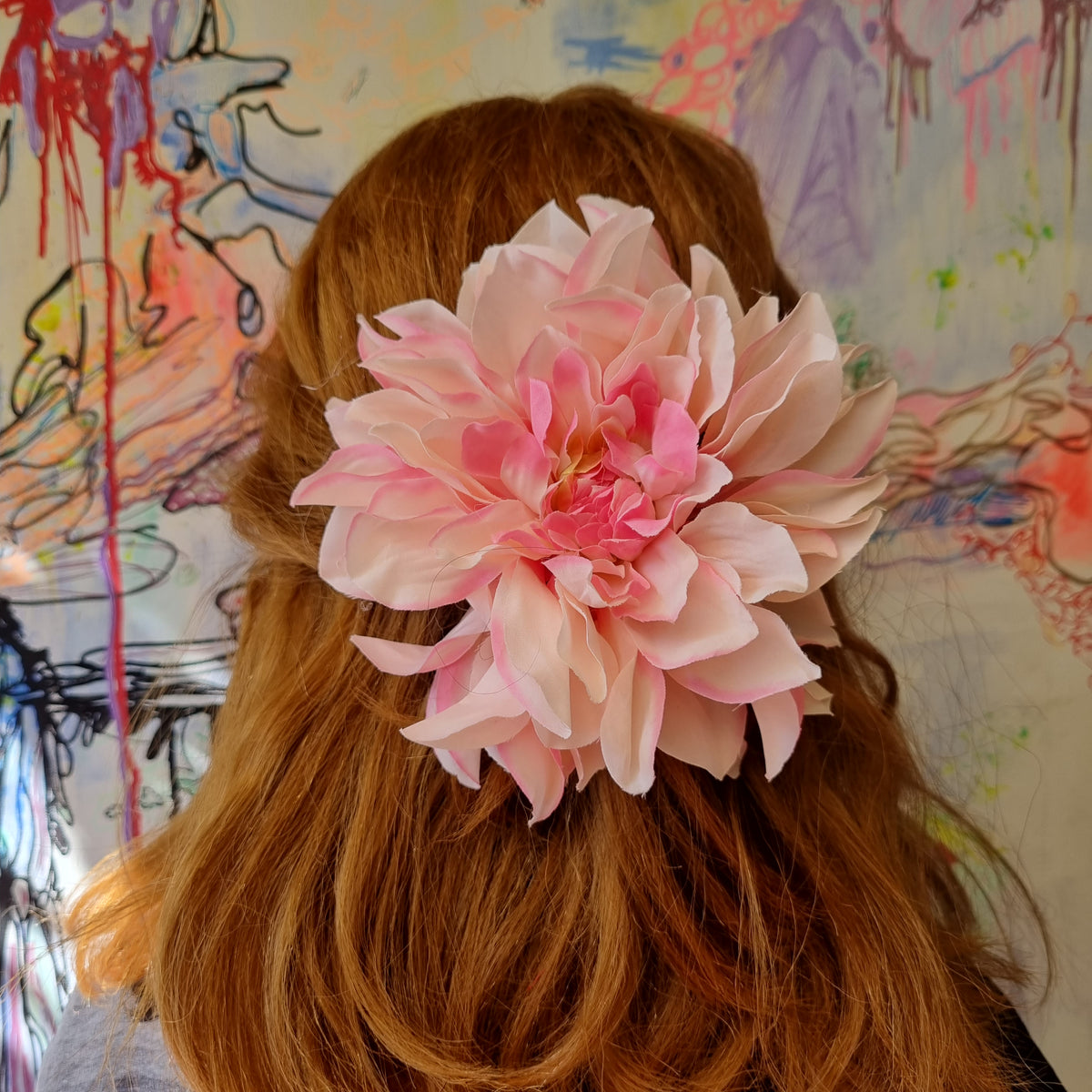 Stor dahlia i pink og hvid - Hårpynt med blomster og perler til bryllup, konfirmation og fest