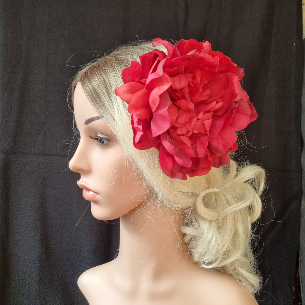 Stor pæon i klar rød - Hårpynt med blomster og perler til bryllup, konfirmation og fest