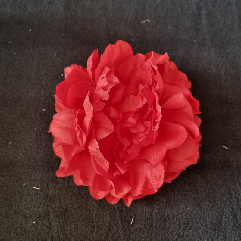 Stor pæon i klar rød - Hårpynt med blomster og perler til bryllup, konfirmation og fest