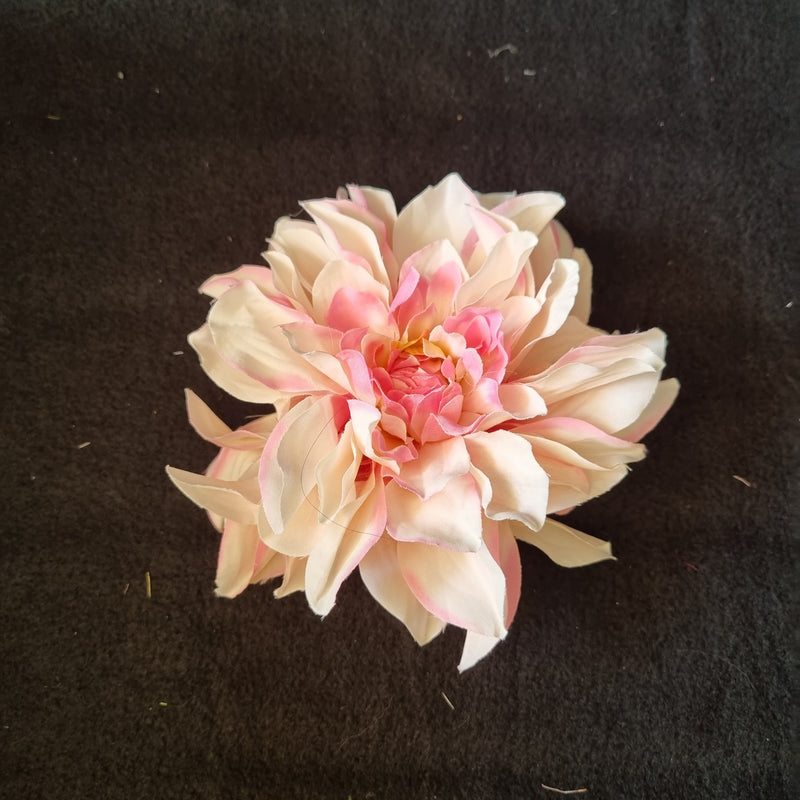 Stor dahlia i pink og hvid - Hårpynt med blomster og perler til bryllup, konfirmation og fest