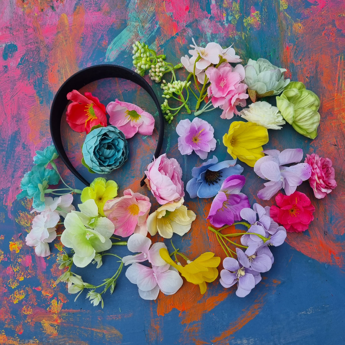 Lav din egen blomsterkrone i skønne farver - Hårpynt med blomster og perler til bryllup, konfirmation og fest