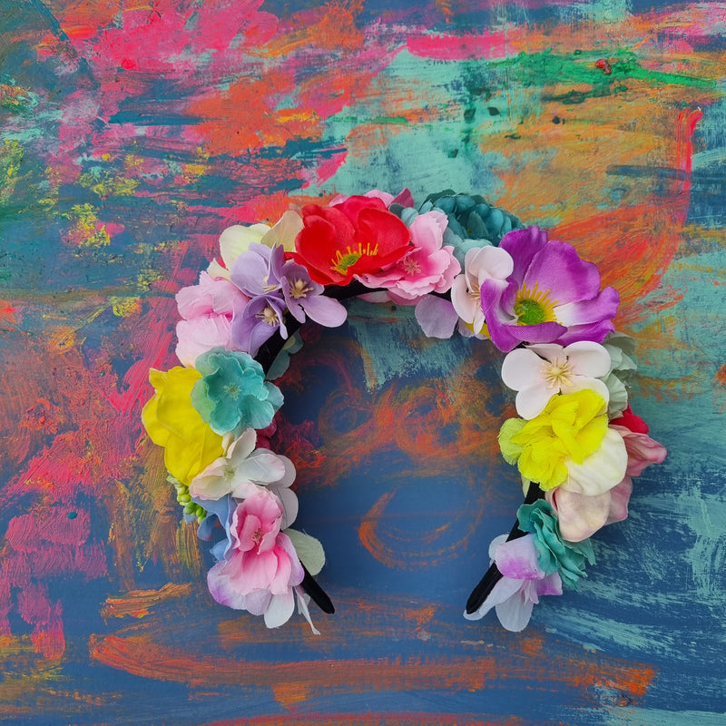 Lav din egen blomsterkrone i skønne farver - Hårpynt med blomster og perler til bryllup, konfirmation og fest