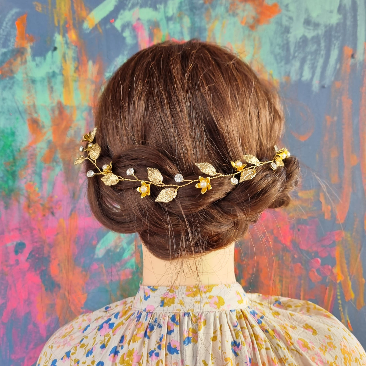 Smuk enkel hårkæde med blade og blomster - guld - Hårpynt med blomster og perler til bryllup, konfirmation og fest