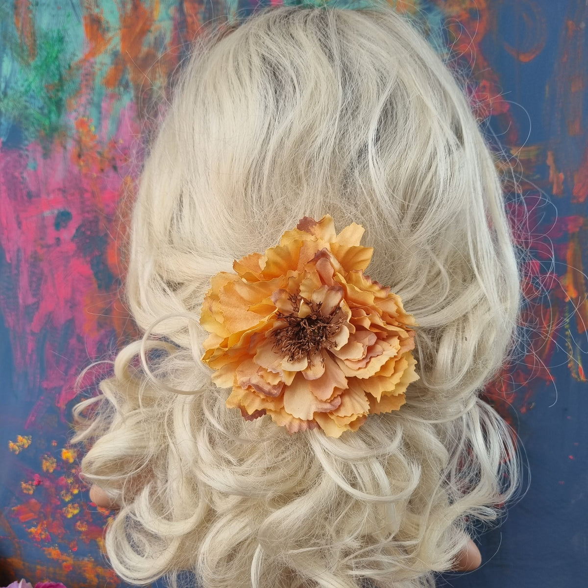 Cafe latte farvet pæon - Hårpynt med blomster og perler til bryllup, konfirmation og fest