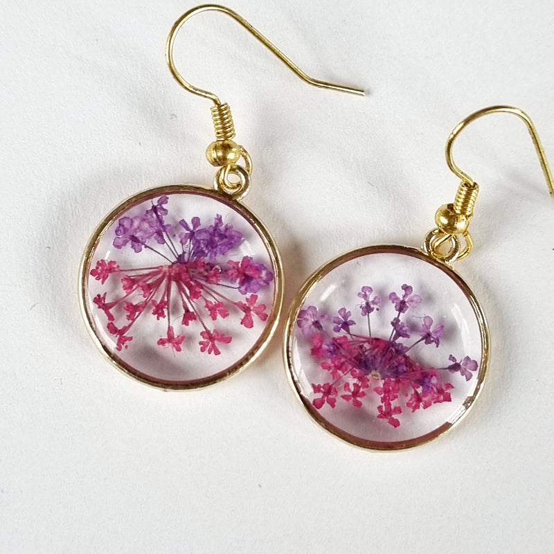 Blomsterøreringe - små med lilla og pink - Hårpynt med blomster og perler til bryllup, konfirmation og fest