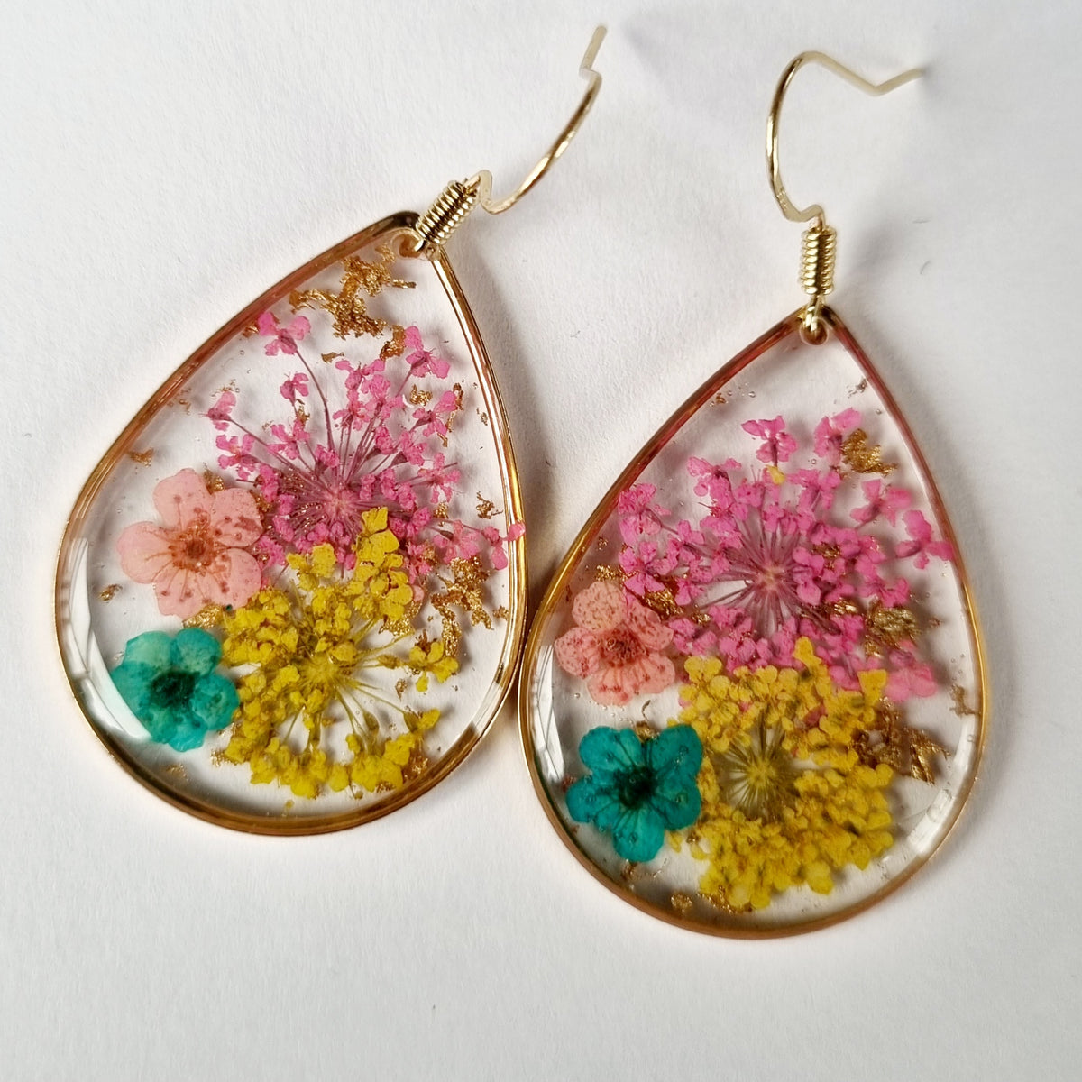 Dråbeformede dangles med blomster - Hårpynt med blomster og perler til bryllup, konfirmation og fest