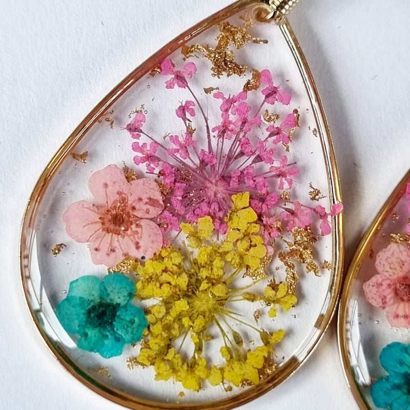 Dråbeformede dangles med blomster - Hårpynt med blomster og perler til bryllup, konfirmation og fest