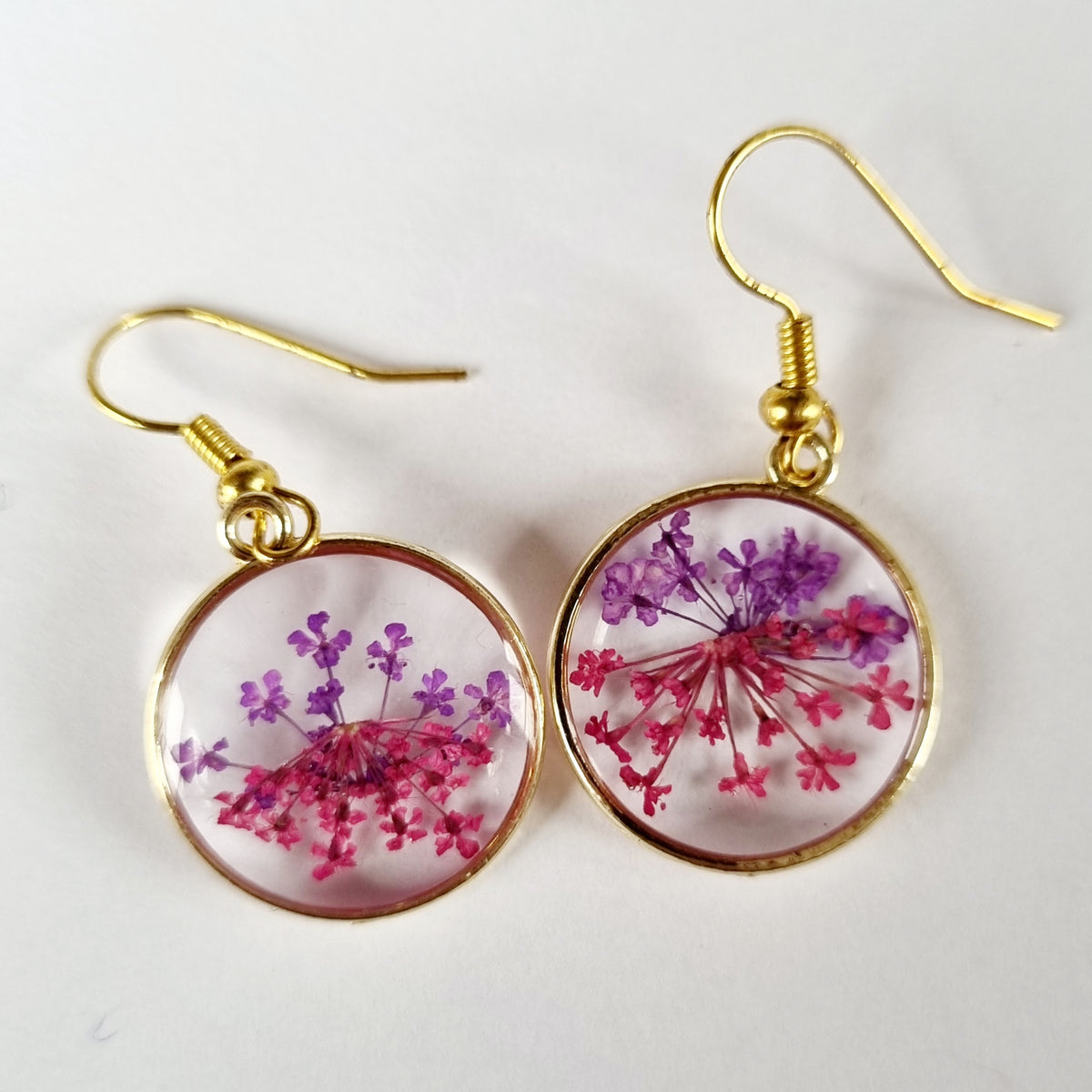 Blomsterøreringe - små med lilla og pink - Hårpynt med blomster og perler til bryllup, konfirmation og fest