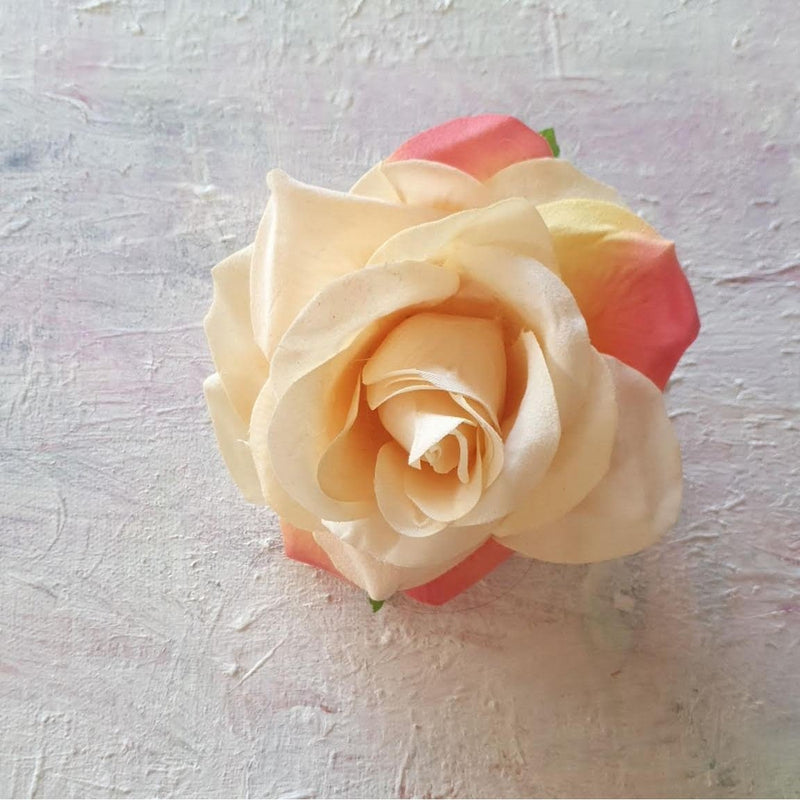 Stor cremefarvet rose med en smule pink - Hårpynt med blomster og perler til bryllup, konfirmation og fest