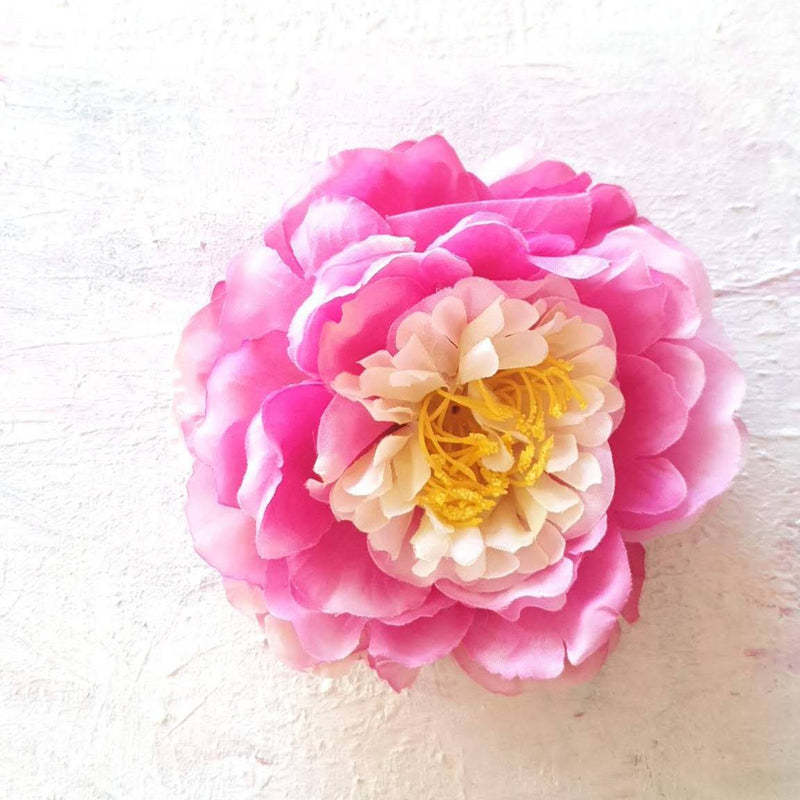 Stor smuk pæon i pink med hvid midte - Hårpynt med blomster og perler til bryllup, konfirmation og fest