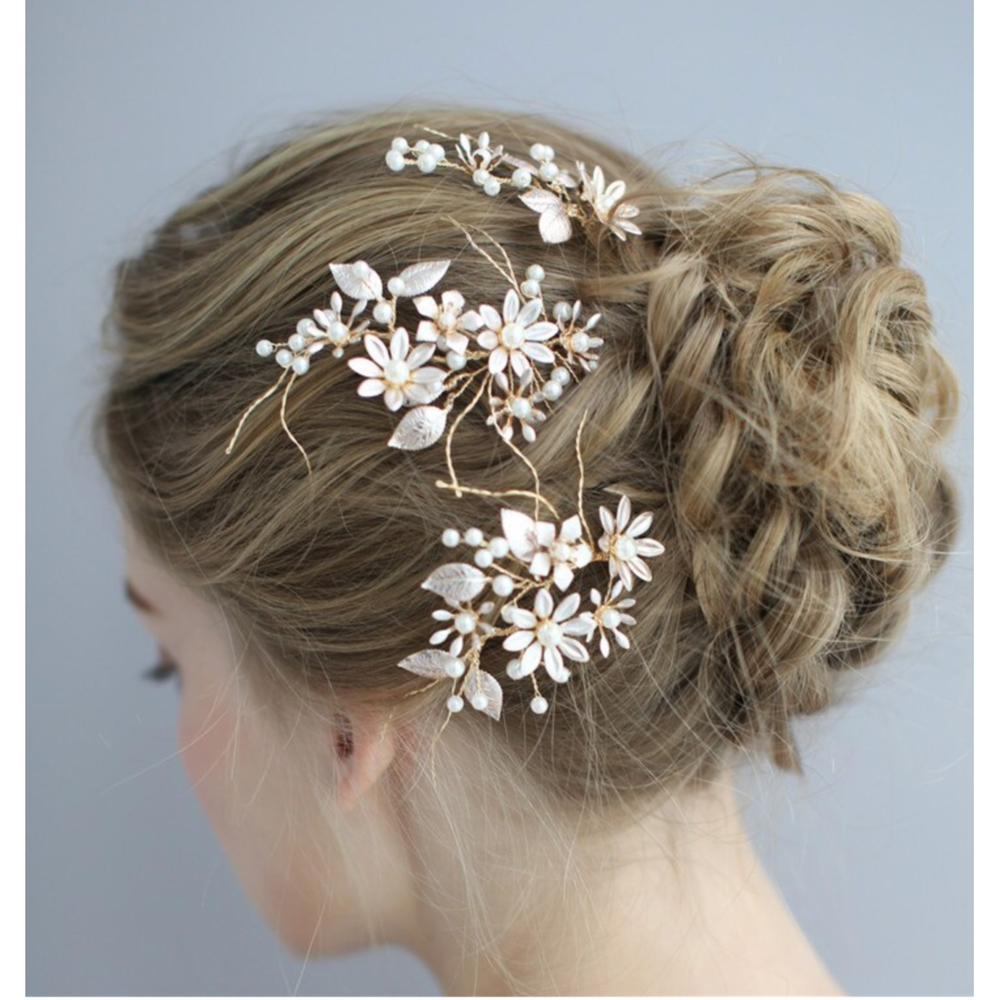 3 store hårnåle i romantisk look - Hårpynt med blomster og perler til bryllup, konfirmation og fest