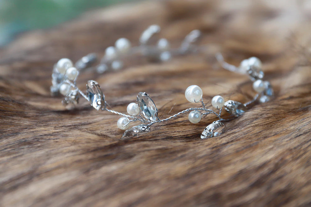 Sølv-hårkæde med perler og rhinsten - Hårpynt med blomster og perler til bryllup, konfirmation og fest