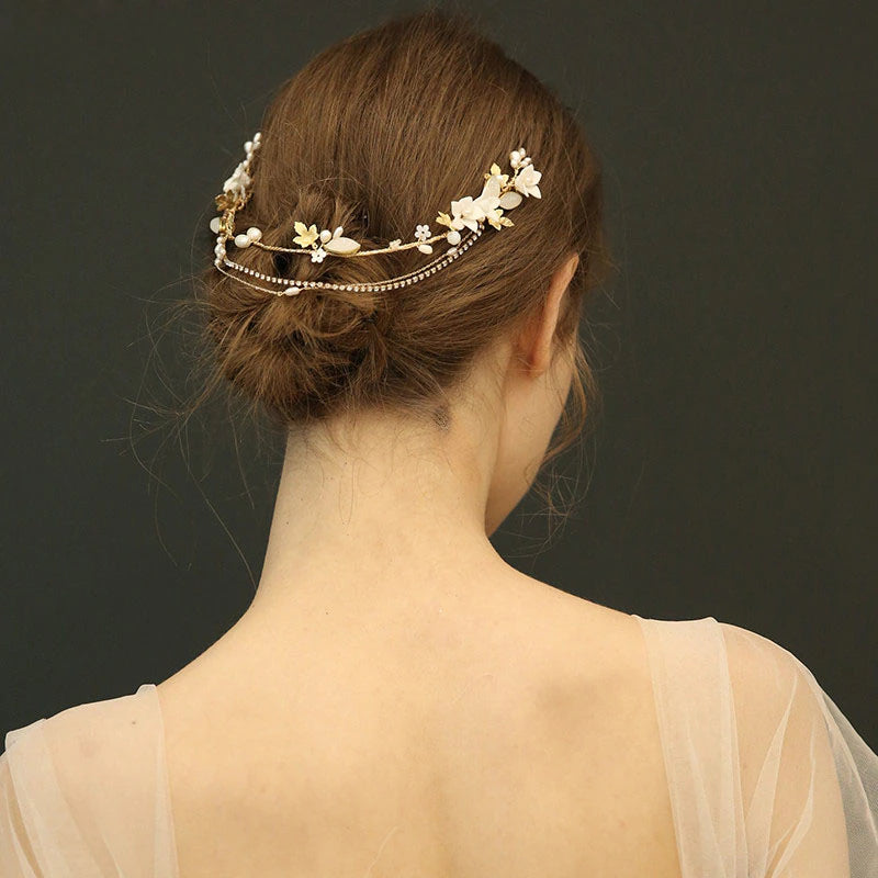 Elegant hårsmykke til bag på hovedet - Hårpynt med blomster og perler til bryllup, konfirmation og fest