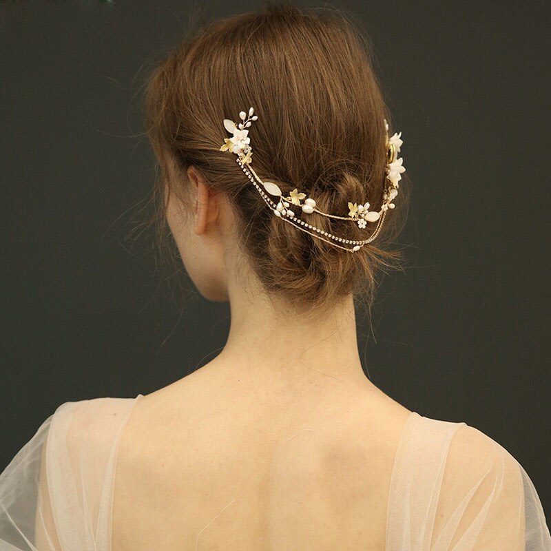 Elegant hårsmykke til bag på hovedet - Hårpynt med blomster og perler til bryllup, konfirmation og fest