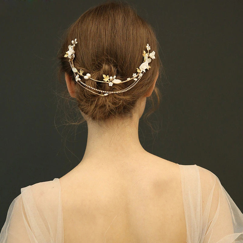 Elegant hårsmykke til bag på hovedet - Hårpynt med blomster og perler til bryllup, konfirmation og fest